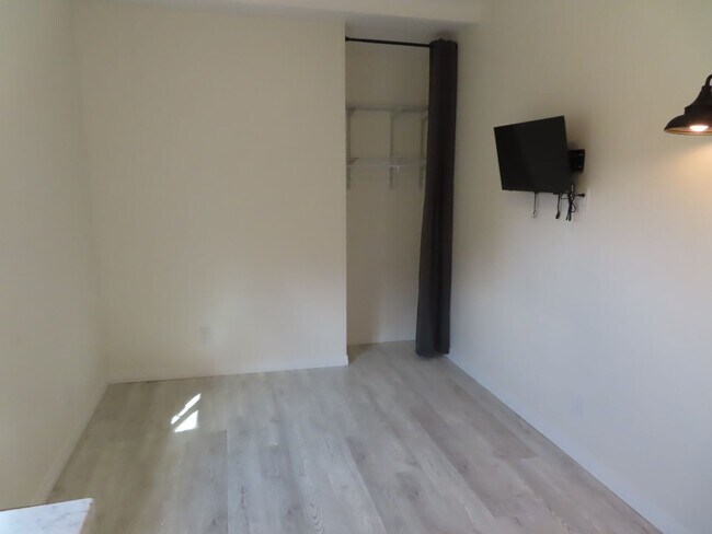 Foto del edificio - Renovated Studio Apartment with ALL UTILITIES PAID!!
