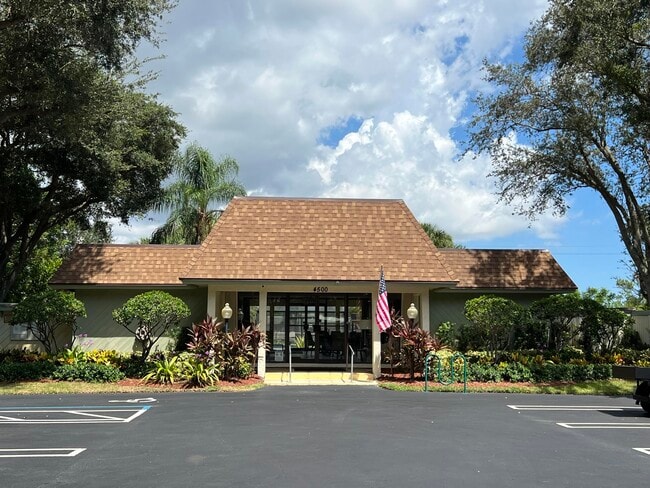 Building Photo - 4075 Palm Forest Dr N