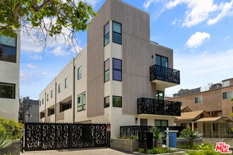Building Photo - 1226 N Sycamore Ave