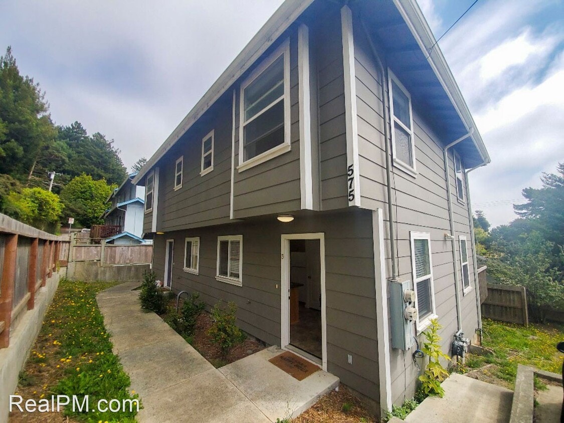 2 br, 2 bath House 575 24th Street, Unit B House Rental in Arcata