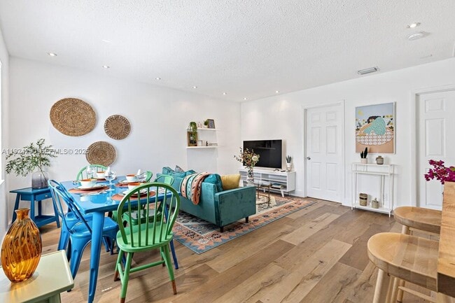 Building Photo - 811 Tequesta St