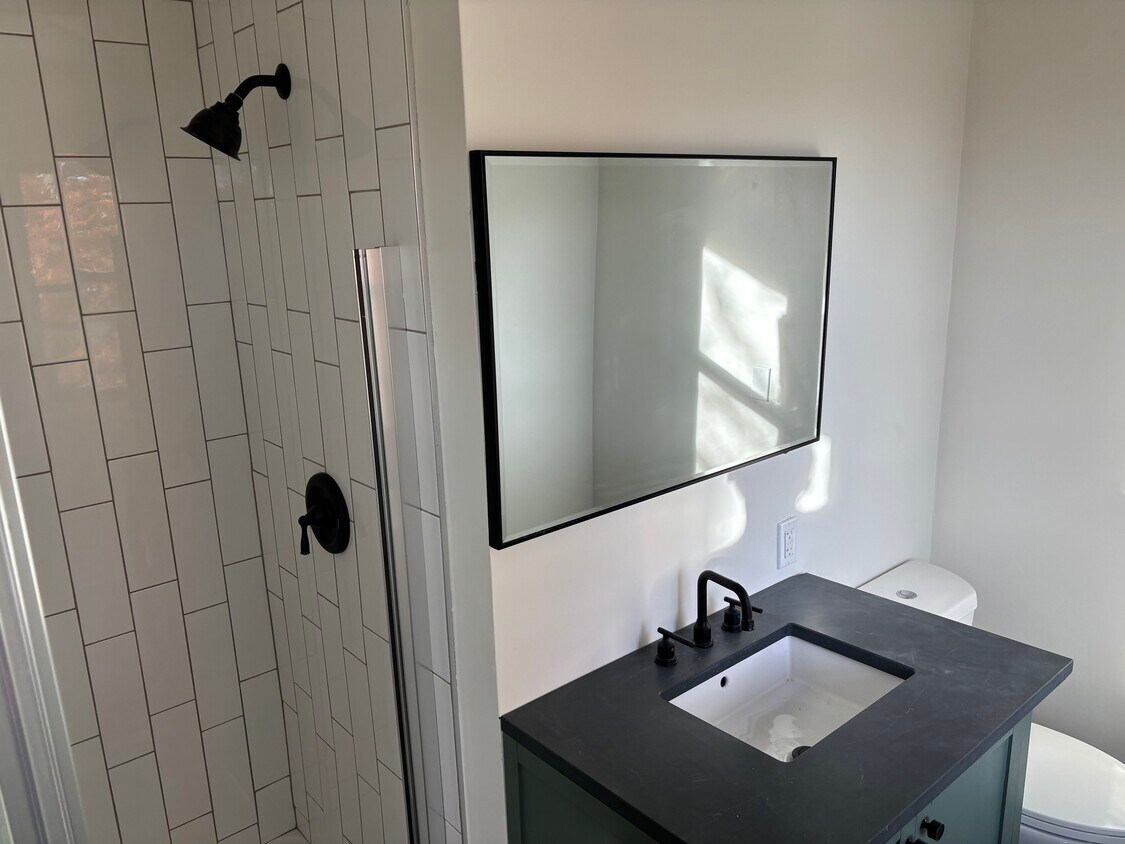 Foto principal - 18377 Pleasant View Dr