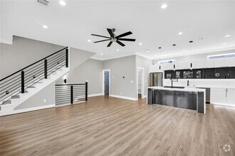 Building Photo - 604 W 28th St