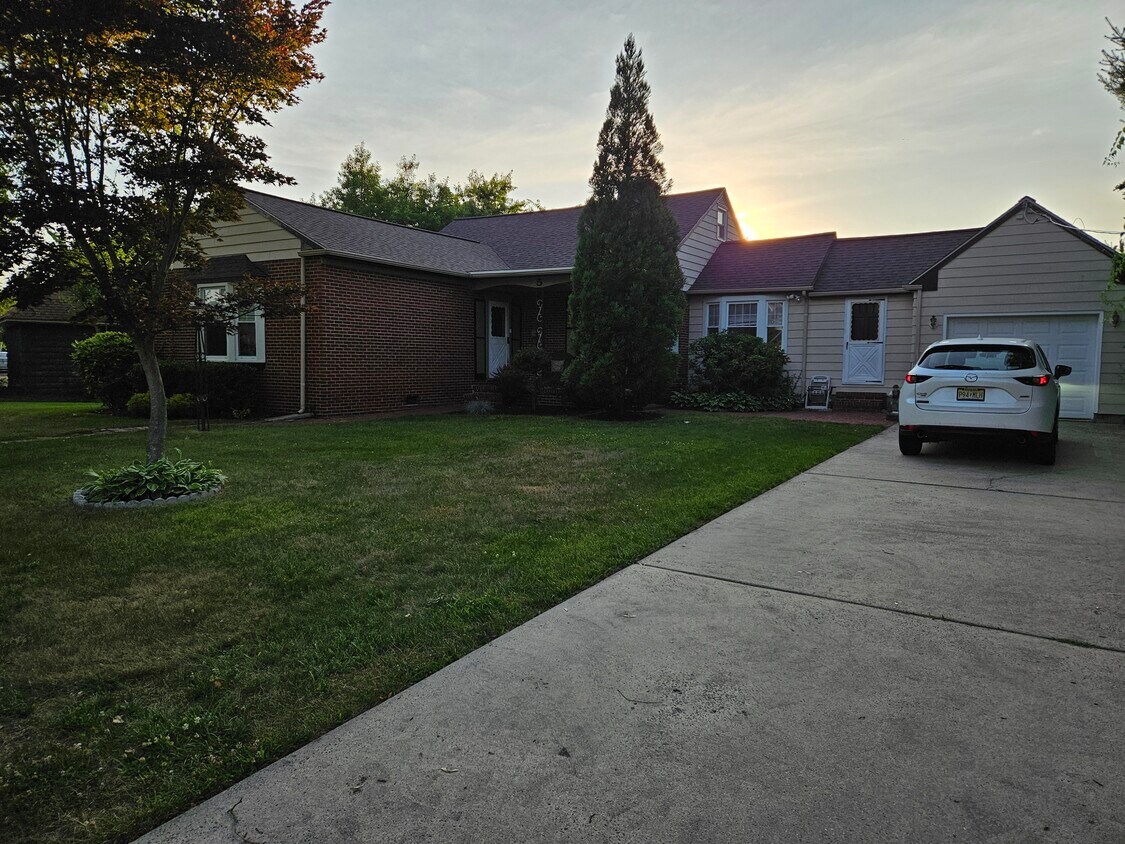 Primary Photo - 5 E Taunton Ave