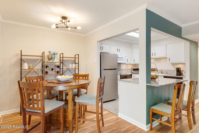 Foto del edificio - 211 Versailles Blvd