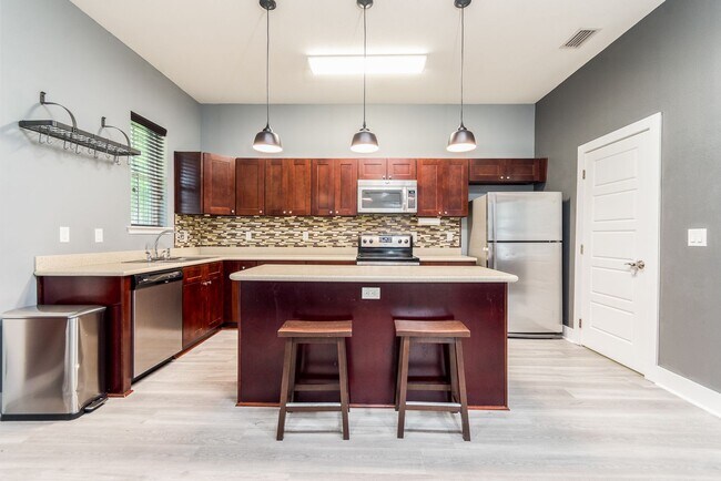 Building Photo - Charming 3-Bedroom Craftsman Home in Prime Gainesville Location