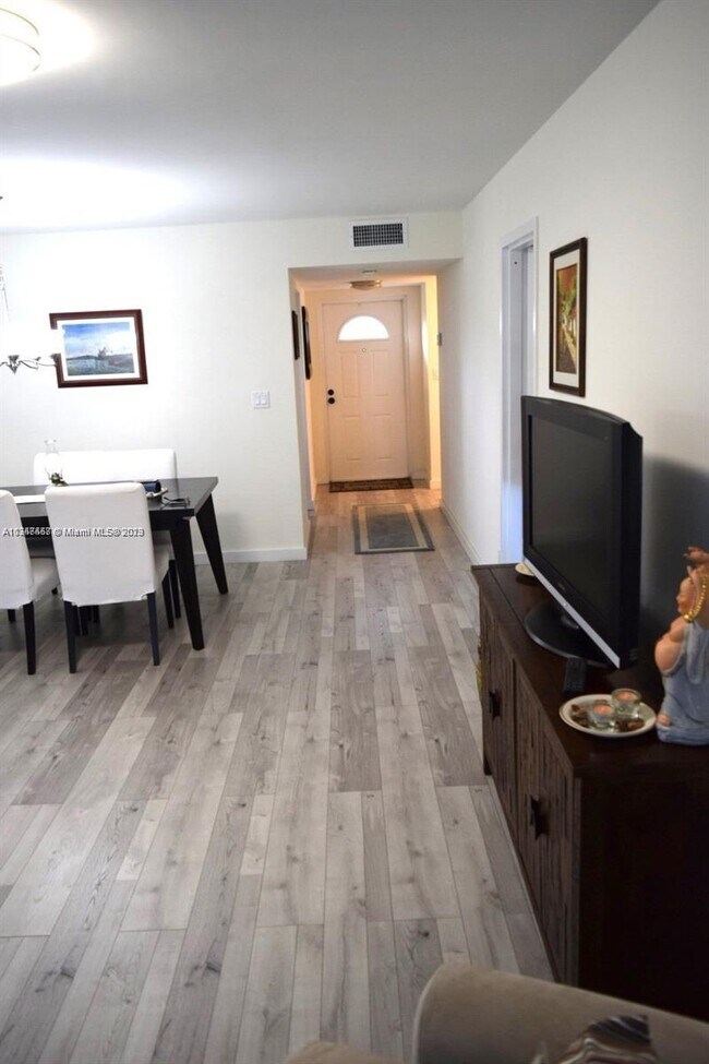 Foto del edificio - 8330 Sands Point Blvd