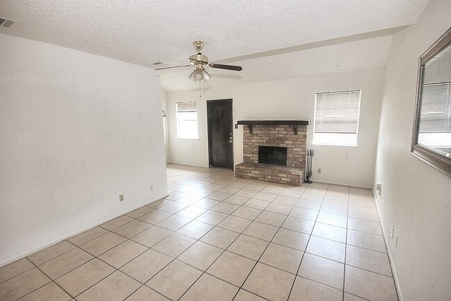 Building Photo - Spacious Duplex in Round Rock!