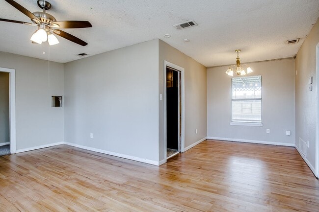 Building Photo - Spacious 3 Bedroom 1 Bath in Great Location!