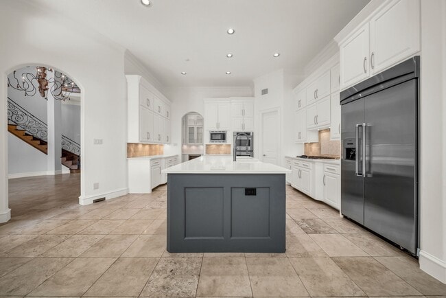 Building Photo - 15 Player Green Pl