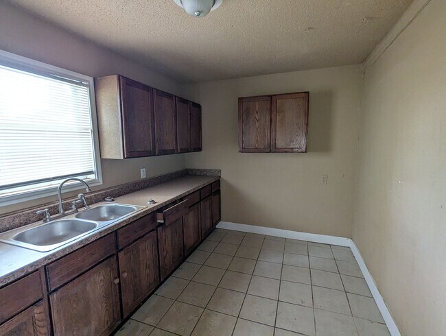 Foto del edificio - Two-Story 4 Bed 2 Bath Home!