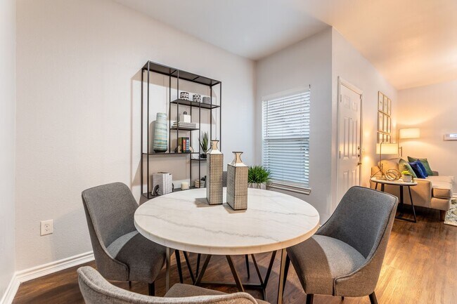 Foto del edificio - Lakeside Living with 1 Month Free!