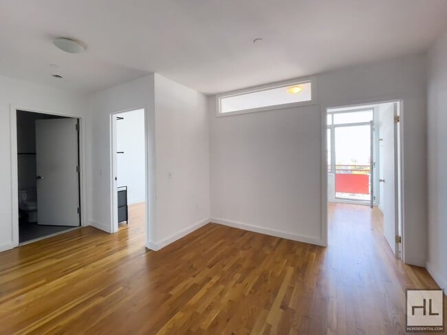 Foto del edificio - NOLL STREET / Spacious Bushwick 2-Bed 1-Bath / Elevator / In-Building Laundry