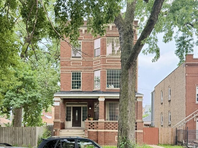 Building Photo - 2537 N Kildare Ave