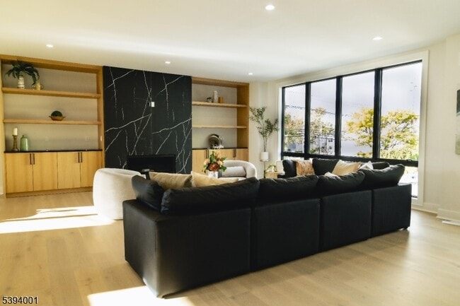 Building Photo - 401 Grand Ave