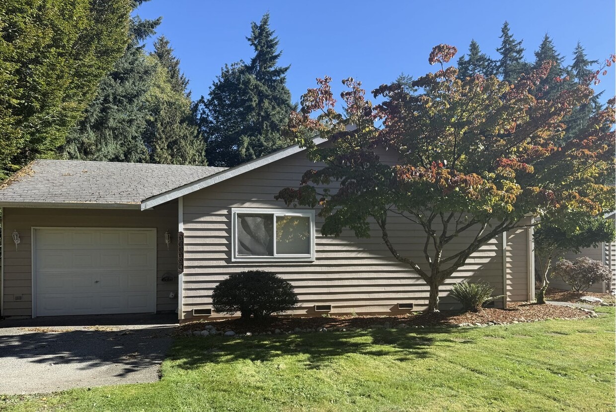 Foto principal - Single Story Duplex - Near Lake Goodwin
