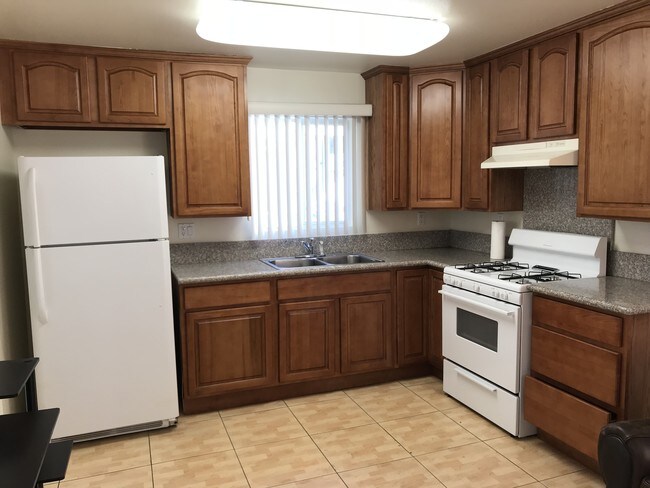 Kitchen - 1417 N Hill Ave