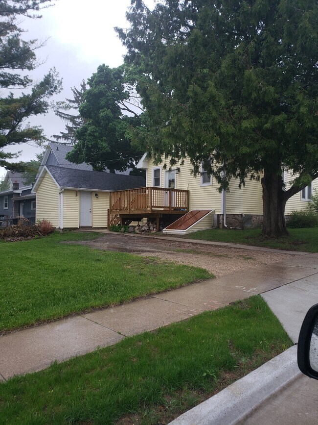 Exterior, zona de aparcamiento 2 - 204 Edna St