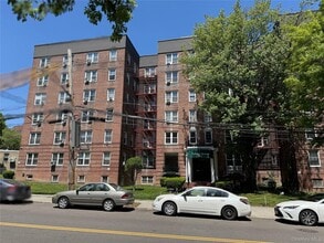 Building Photo - 142-35 84th Dr