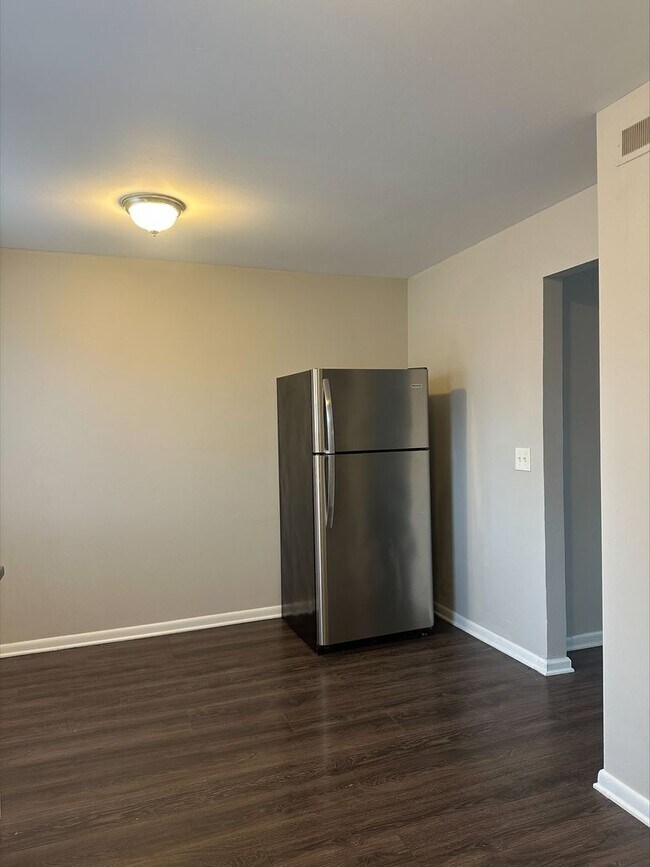 Foto del edificio - 2 Bed 1 Bath Apartment in Columbus!
