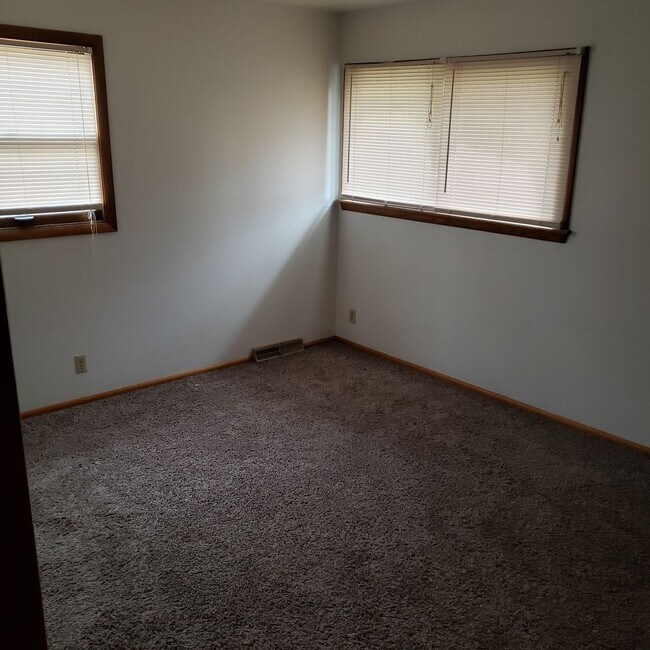 Building Photo - 5107 Maplewood Dr. - 2 Bedroom Townhouse