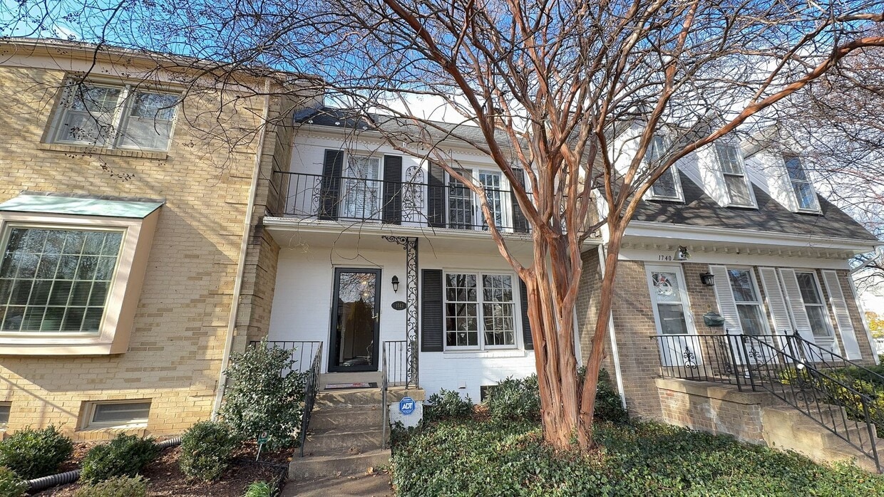 Beautiful 3 Bed 2.5 Bath Interior Townhome With Fenced Yard In Hallcrest Heights - Beautiful 3 Bed 2.5 Bath Interior Townhome With Fenced Yard In Hallcrest Heights