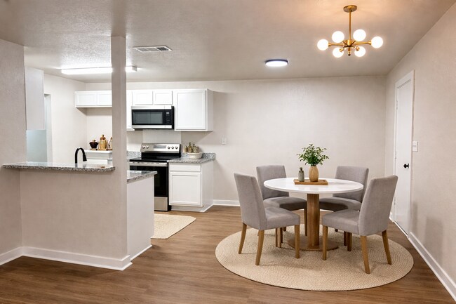 Building Photo - Charming Remodeled Duplex - Move- in READY!