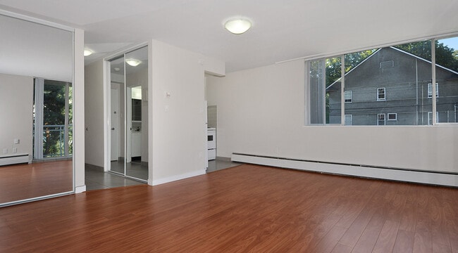 Building Photo - Hollyburn Court