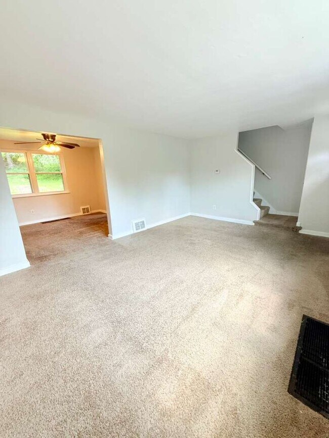 Foto del edificio - Spacious and beautifully updated 3-bedroom, 2-bath