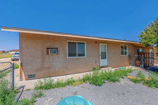Building Photo - Duplex in Pueblo West!