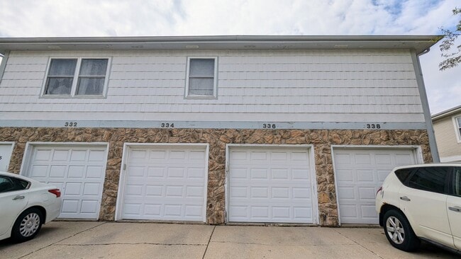 Foto del edificio - 336 Farmingdale Cir