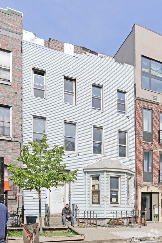 Building Photo - 773 Hart St