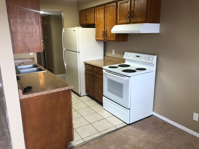 Building Photo - 2 bedroom, 1 bathroom Condominium in Auror...