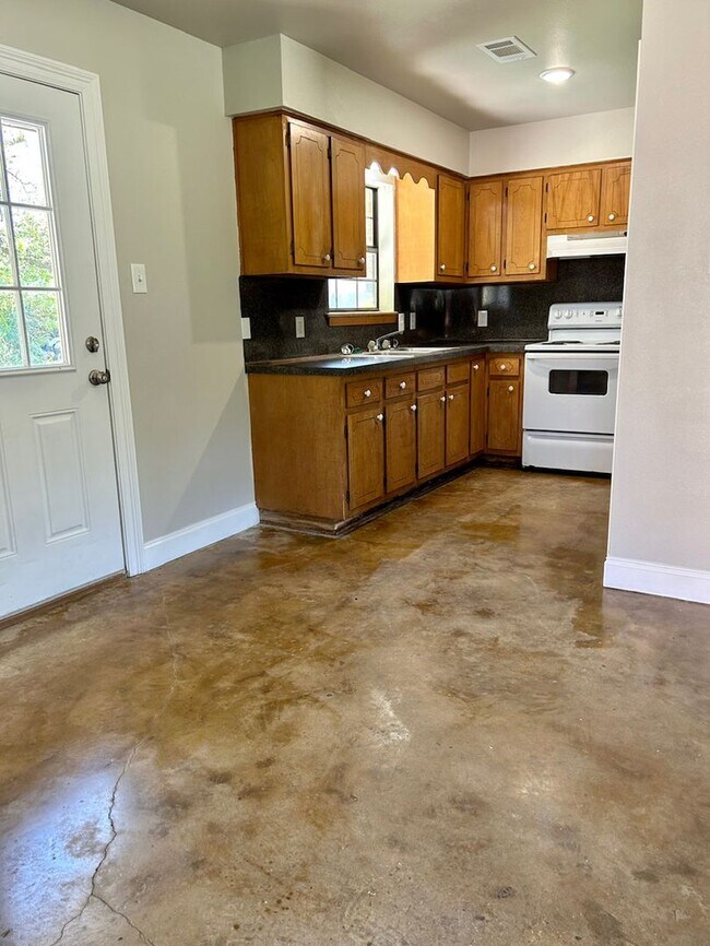Foto del edificio - Single Family Home.  Available Now!