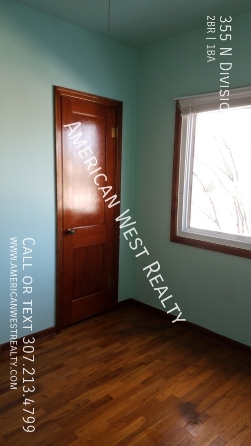 Foto del edificio - 355 N Division St