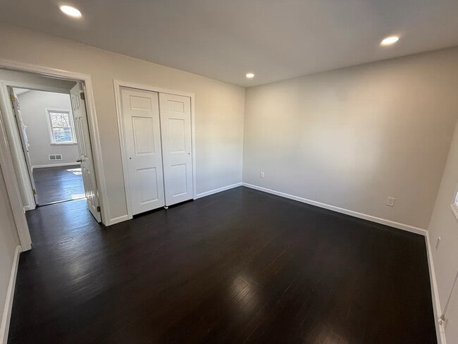 Building Photo - 627 Mola Blvd
