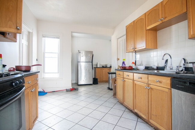 Building Photo - 46 Gardner St