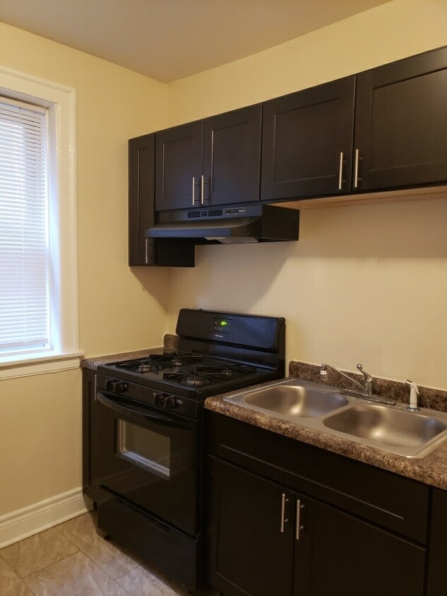 Primary Photo - Large Rehabbed Beverly 2 Bedroom w/Gas & H...