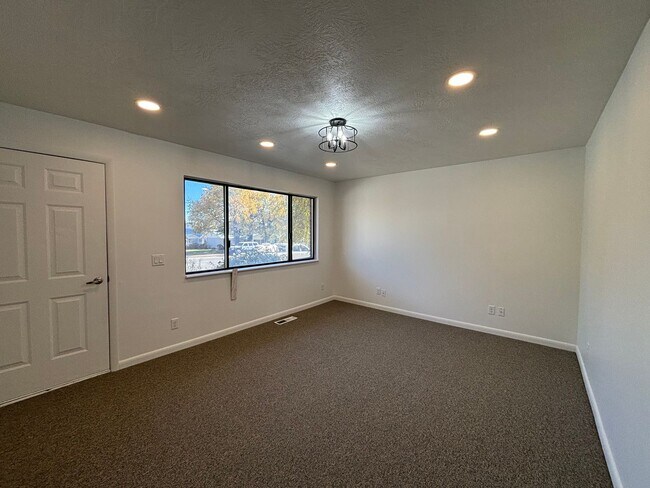 Foto del edificio - Upgraded Upstairs Duplex w/ Large Backyard!