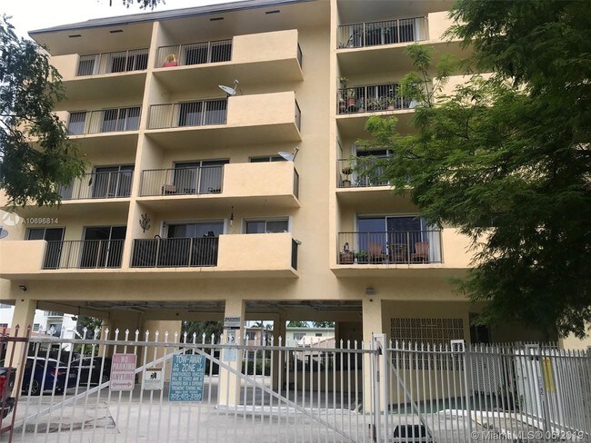 Foto del edificio - 1975 Normandy Dr