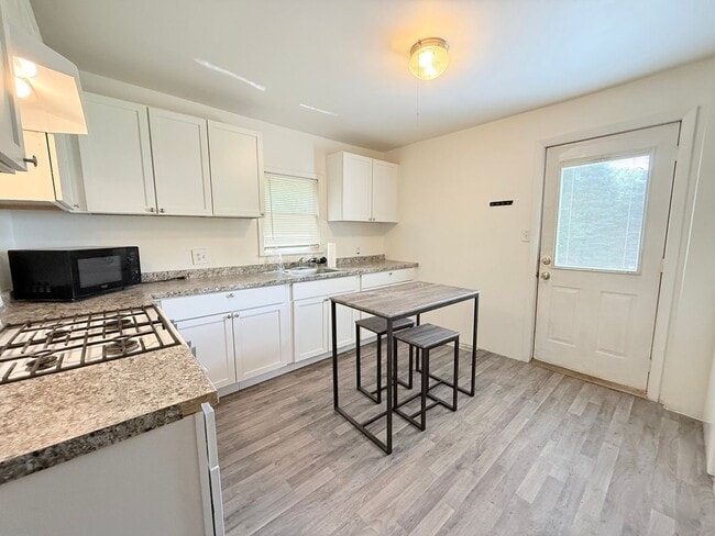 Building Photo - 4 Bedroom 2 Bath in Normal!