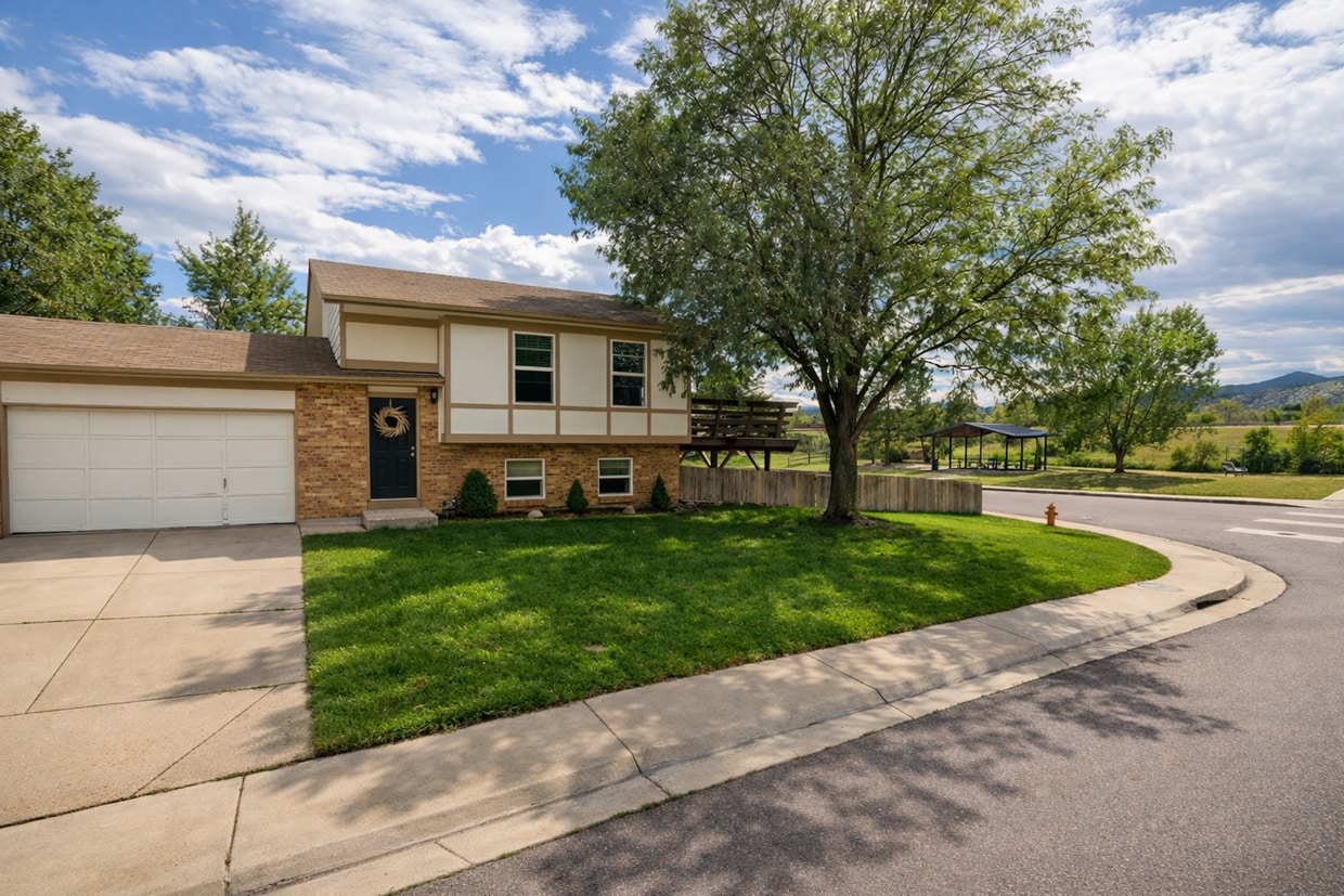 Photo - Stunning views, large layout, fenced yard, in-unit laundry - 8996 W Teton Cir