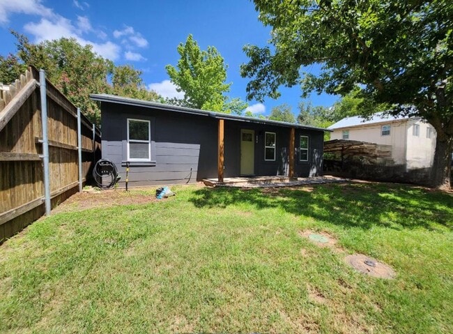 Building Photo - FOR LEASE!!