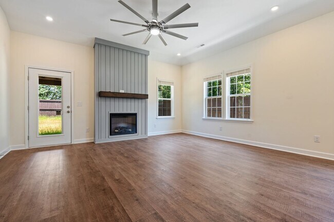 Foto del edificio - Charming Newly Constructed Property in Raleigh with Modern Appliances/Fixtures!