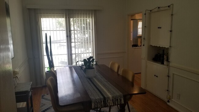 Comedor con puertas francesas - 9979 Robbins Dr