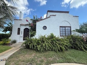 Building Photo - 359 Greenbriar Dr