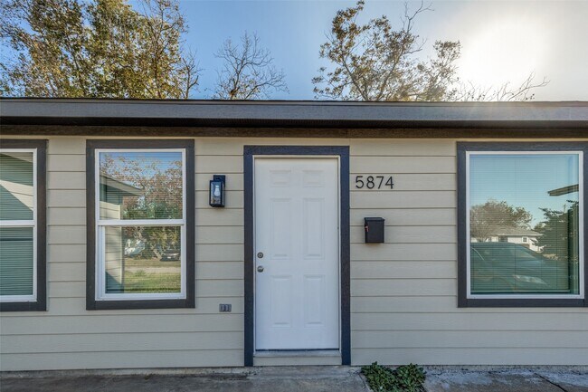 Foto del edificio - 5874 Belcrest St
