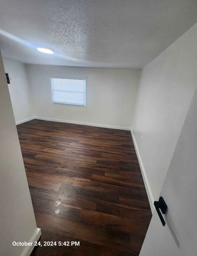 Foto del edificio - 615 Clearlake Rd