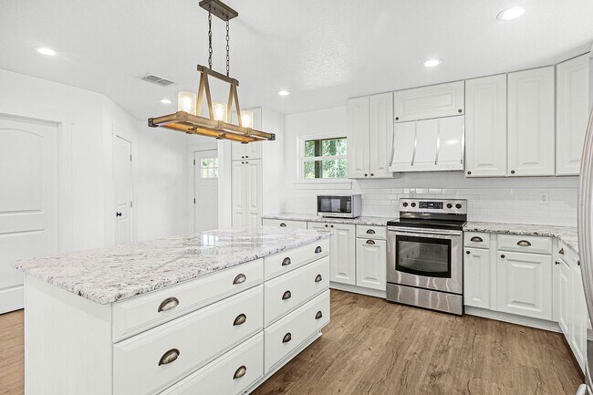 Building Photo - New Rental!