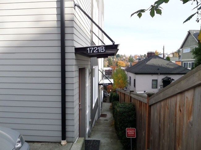 Building Photo - Fantastic 3 Bedroom Townhome w/Attached Garage and A/C in Seattle!!